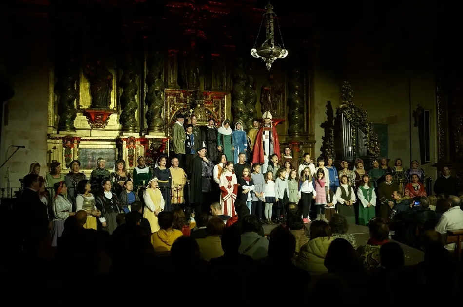 La iglesia de Villares de la Reina, escenario de la representación teatral Grande, prudente y sabia: la reina Berenguela