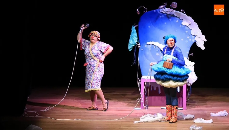 Una escena del teatro infantil: La risa de la tortuga, ‘¡Hasta las gotas!’ / Foto: Alberto Martín.