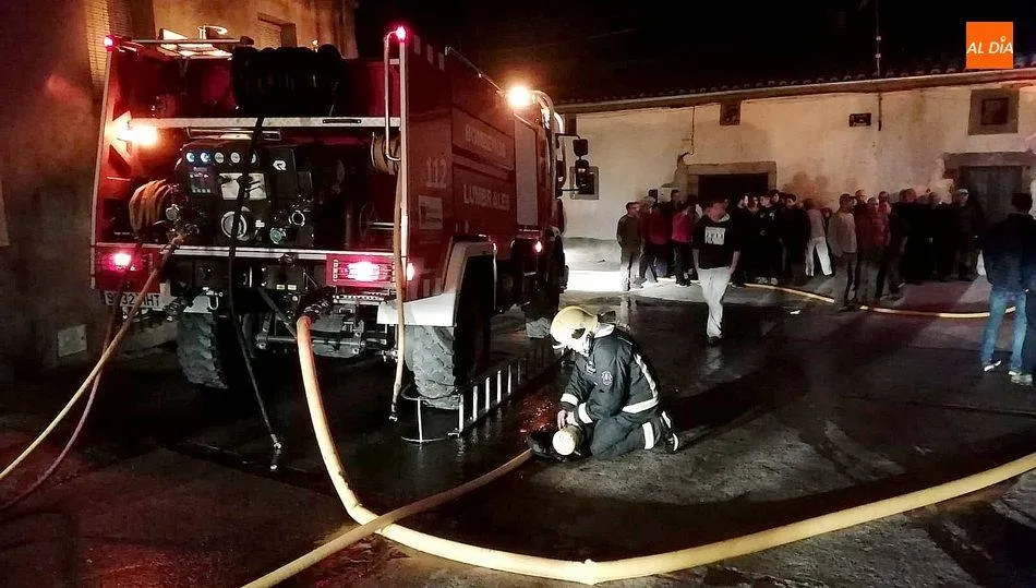 Los Bomberos de Lumbrales y Ciudad Rodrigo interviniendo en el lugar | Fotos Esther Corredera