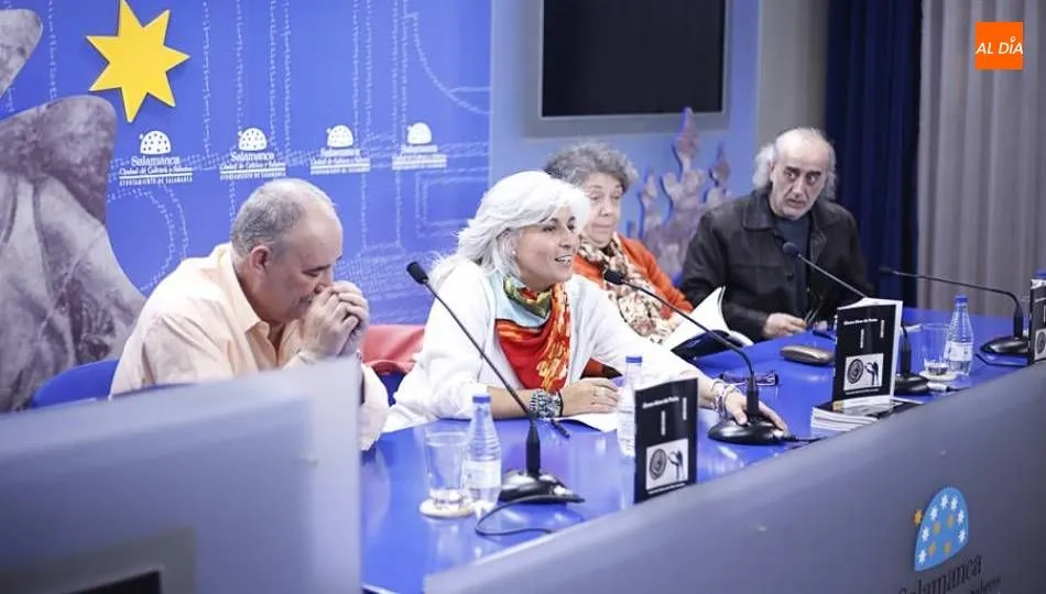 Montserrat Villar González, presidenta de la Asociación Cultural PentaDrama, en el centro, en un acto anterior