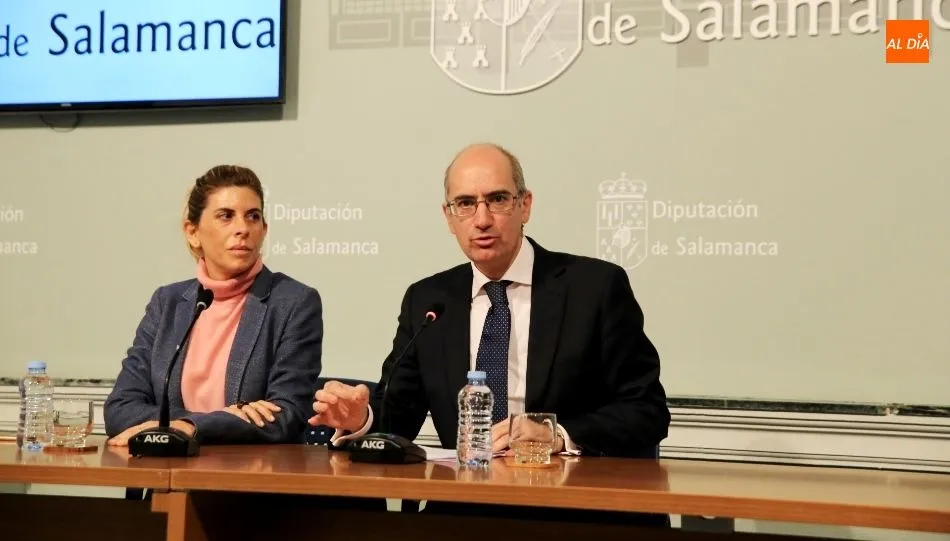 El presidente de la Diputación de Salamanca, Javier Iglesias, junto a la vicepresidenta, Chabela de la Torre, en la rueda de prensa sobre políticas de empleo. Foto de Alberto Martín