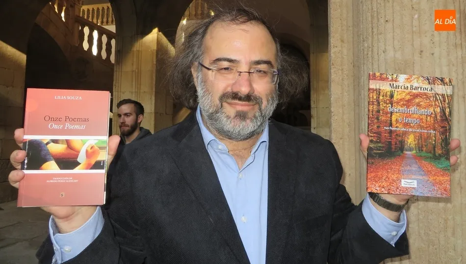 Alencart con los dos libros brasileños / FOTO: JACQUELINE ALENCAR