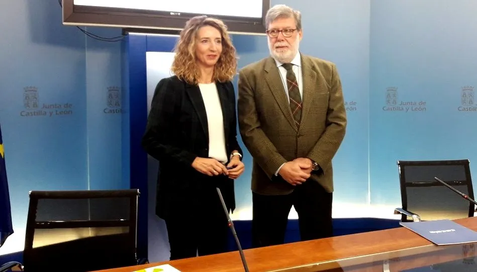 La consejera de Familia e Igualdad de Oportunidades, Alicia García, y el presidente de CECALE, Santiago Aparicio