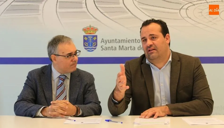 El alcalde de Santa Marta de Tormes, David Mingo, a la derecha, junto al gerente del Coperblanc Zamorana, Miguel Ángel Colino. Foto de Alberto Martín