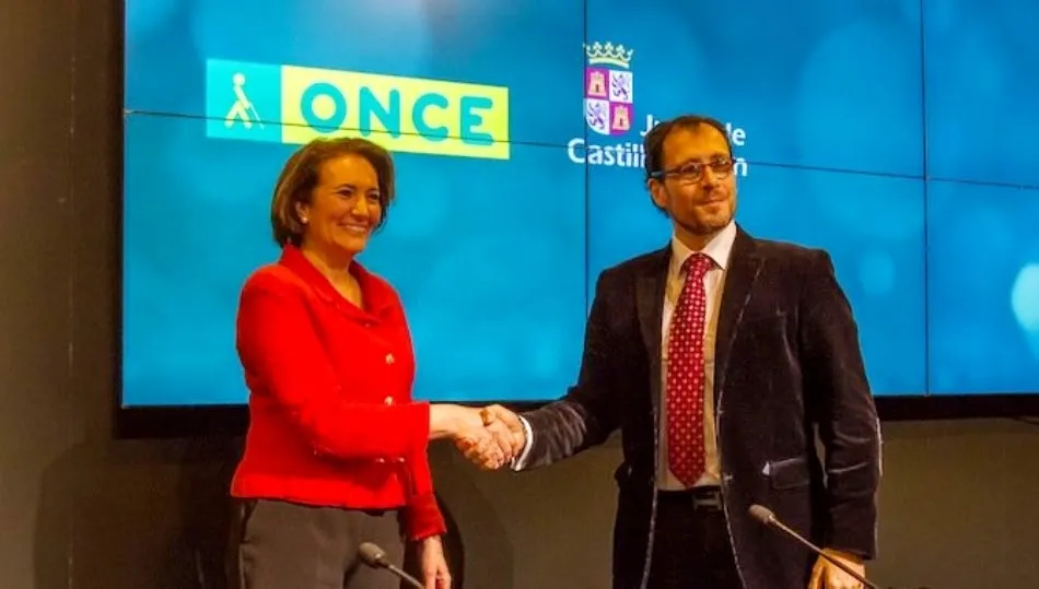 El delegado territorial de la ONCE de Castilla y León, Ismael Pérez, a la derecha, en un acto anterior