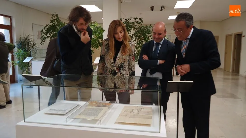 La directora general de Políticas Culturales, Mar Sancho, en el centro, en la inauguración de esta muestra en el Archivo Histórico Provincial de Salamanca