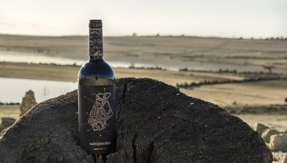 Toma el nombre de una de las calles de Argusino y en su etiqueta aparece el callejero de esta localidad desaparecida bajo las aguas de Almendra