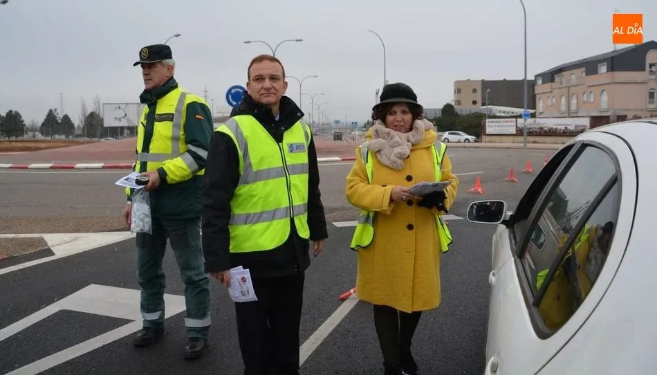 La subdelegada  del Gobierno en Salamanca, Encarnación Pérez Álvarez, junto el jefe provincial de Tráfico, Miguel Moreno Sánchez, en uno de estos controles en la carretera de Zamora. Foto de Lydia González
