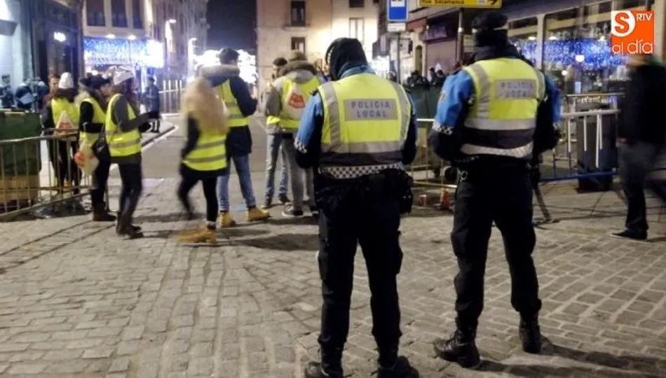Los agentes de la Policía Local se ubicarán en todo el perímetro de la Plaza Mayor con el fin de garantizar la seguridad de los asistentes y de impedir el consumo de alcohol en el ágora