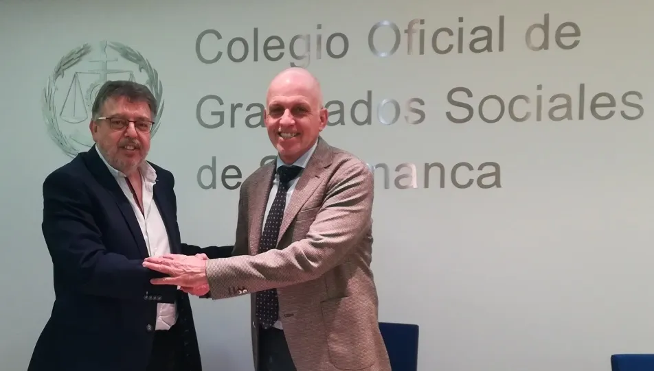 José  Ácera Cruz (a la derecha de la foto) y Ángel Castilla Corral estrechan sus manos tras la firma del convenio