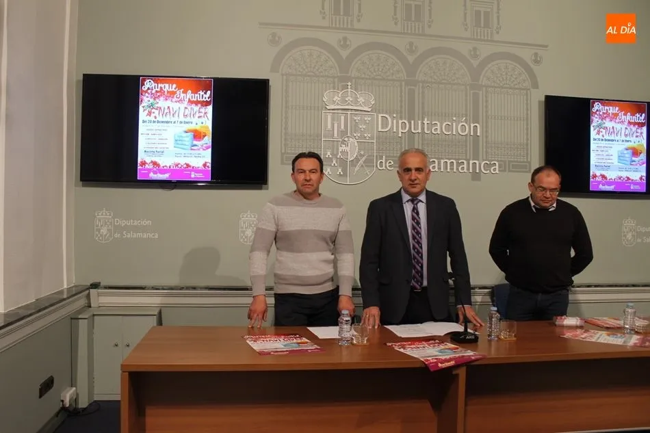 El diputado de Deportes,  Jesús María Ortiz,  y representantes de la empresa Divertilandia, José y Manuel Santos