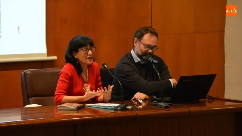 Kerman Calvo (Derecha) durante su conferencia / Foto: Lydia González.