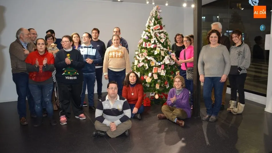 Miembros de AVIVA posan junto al árbol de Navidad de La Calcografía / Foto: Lydia González.