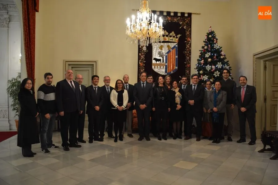 Galardonados posan junto al equipo de Gobierno / Foto: Lydia González