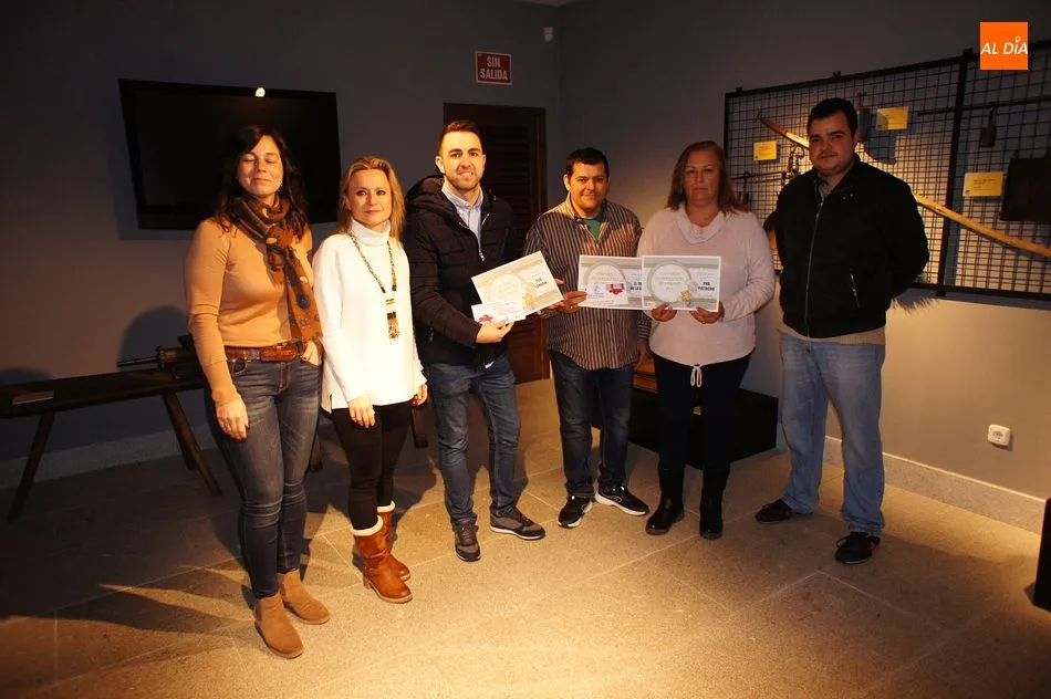 Victor Rodríguez, del Pub London, y Felipe Elices, del Tren de la Bruja, acudieron a recoger sus premios del Concurso de Terracitas de Verano 2018