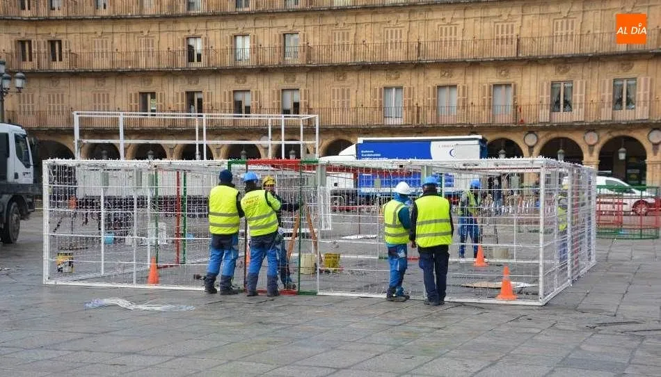 Operarios realizando el montaje de la estructura que ocupará el centro de la Plaza Mayor estas navidades. Foto de Lydia González