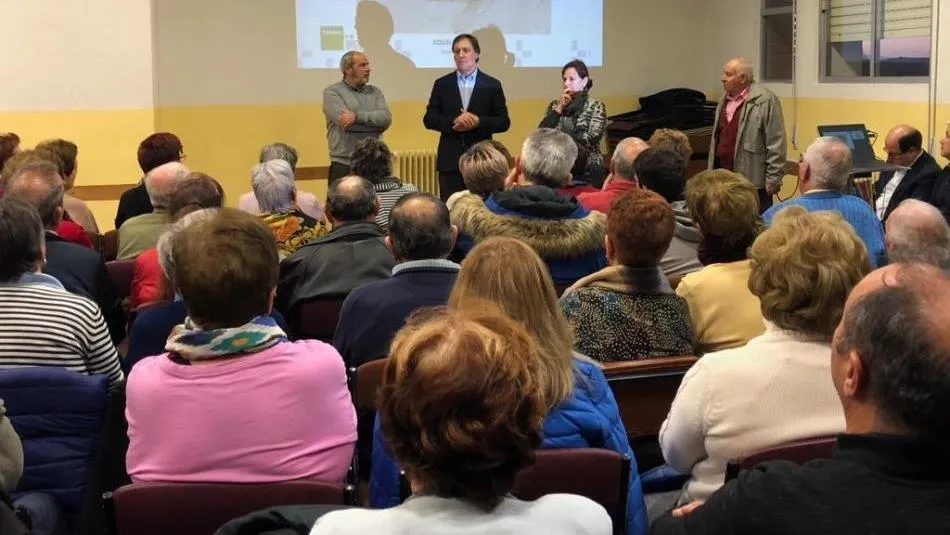 El alcalde en funciones, Carlos García Carbayo, en su encuentro con mayores de Chamberí