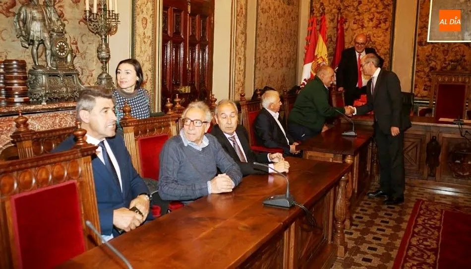 Javier Iglesias, presidente de la Diputación, saludando a uno de los empleados homenajeados. Foto de Alberto Martín