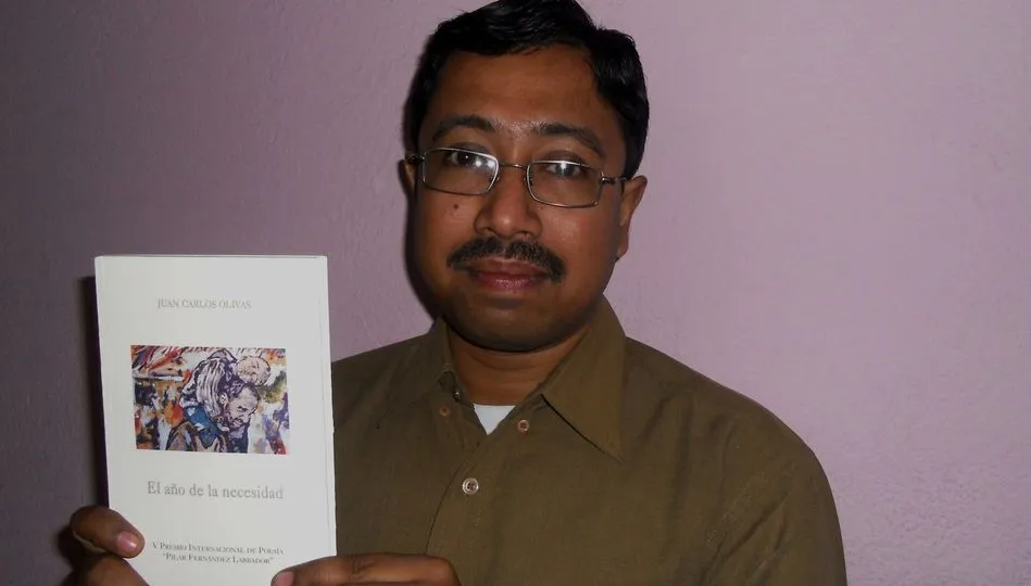  Mainak Adak con el libro premiado