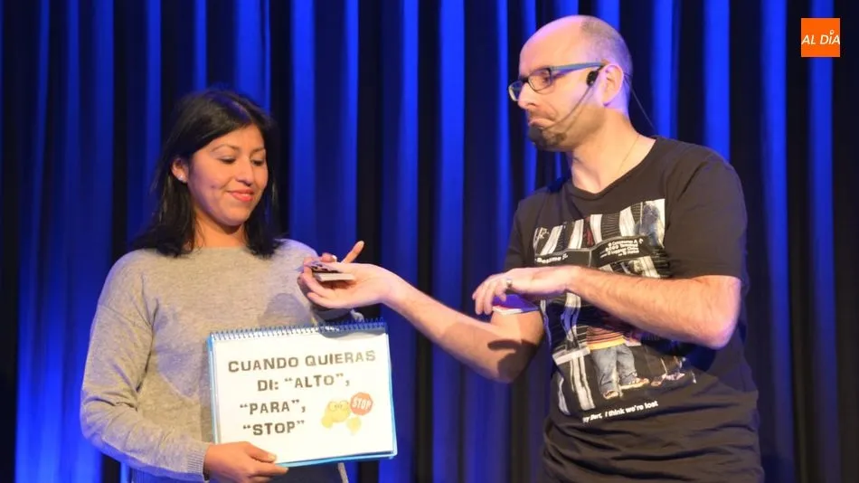 Roberto Lolo, durante su espectáculo de magia. Foto: Lydia González