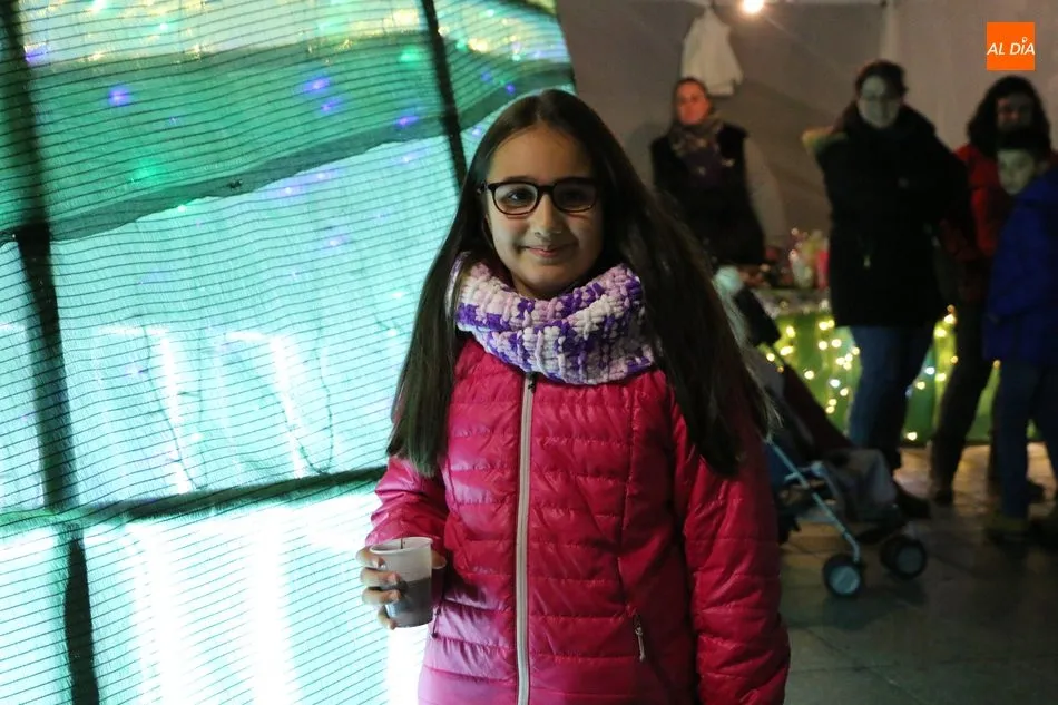 Los vitigudinenses acuden al encendido del árbol de Navidad a pesar del mal tiempo  