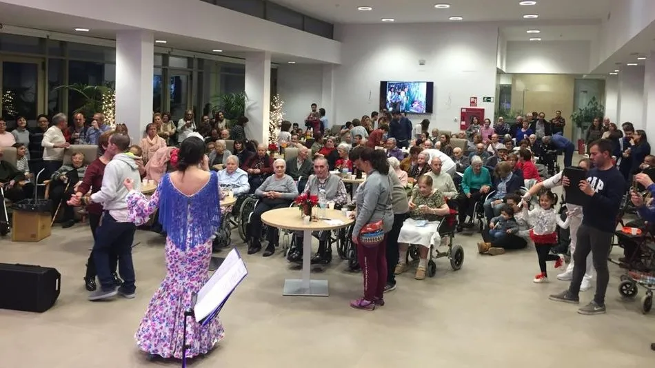 La actuación de Esmeralda sirvió para amenizar una tarde para las personas residentes y sus familias