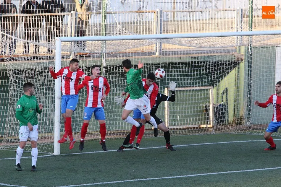 Iván Pérez en el instante que remata a gol ante Héctor para el 1-0