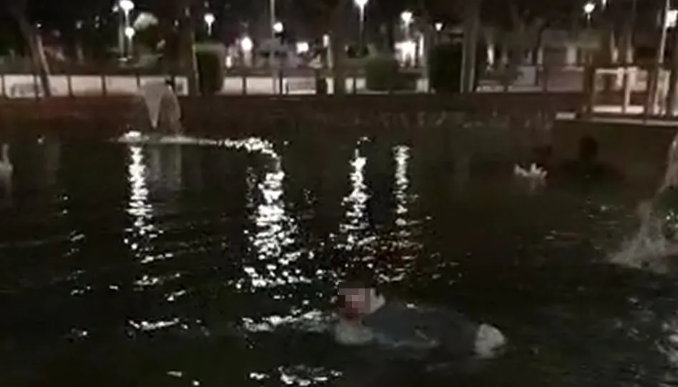 Arrestado tras bañarse en el estanque de la Alamedilla y en la fuente de la plaza de la...