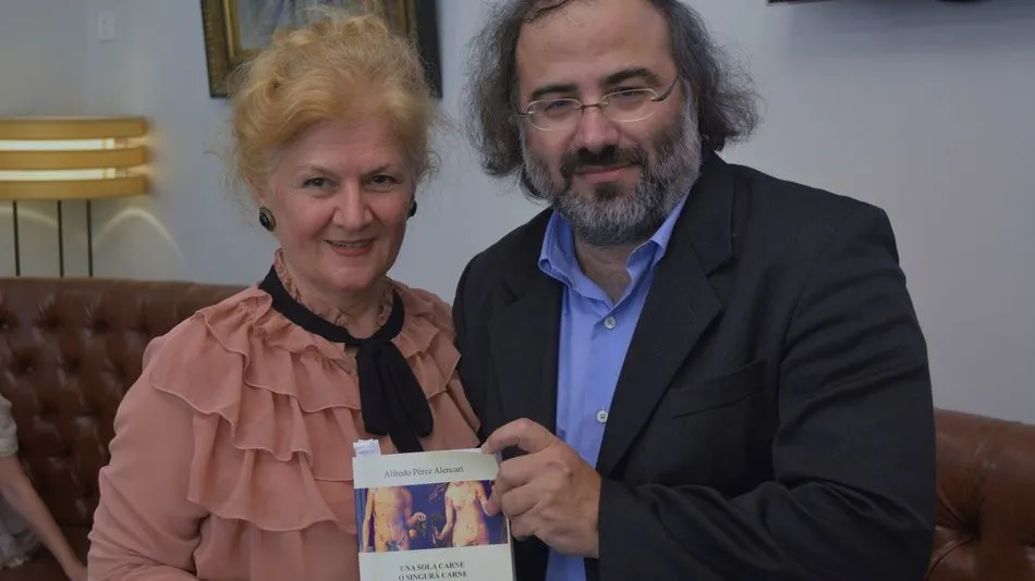 Bulzan y Alencart en Bucarest, con la obra premiada