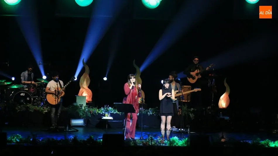 La cantante Rozalén, junto a Beatriz Romero, intérprete de lengua de signos. Foto: Alberto Martín