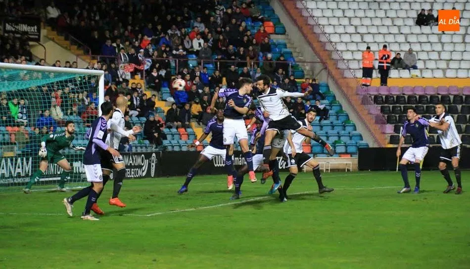 Uno de los remates de Fer Ruiz que llevaron algo de peligro. Foto de Alberto Martín