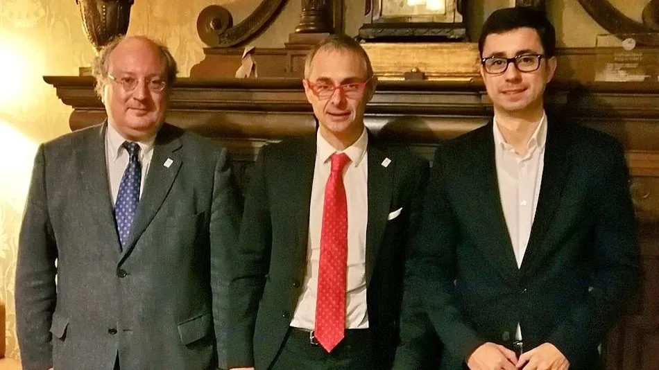 José Luis Mateos, candidato del PSOE a la alcaldía, a la derecha, junto al rector de la USAL, Ricardo Rivero, y uno de los vicerrectores, Enrique Cabero