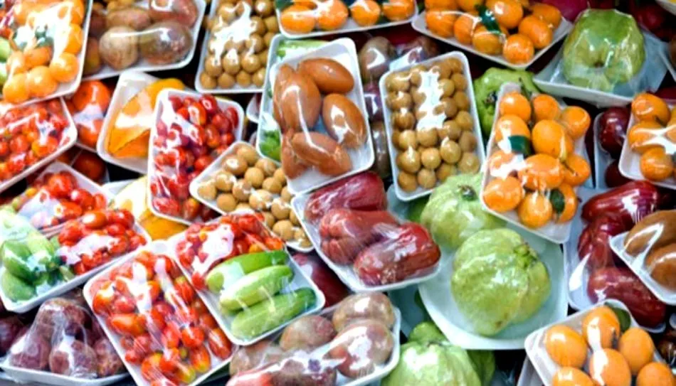 Empaquetar con plástico los productos frescos y perecederos es “un gasto innecesario y poco sostenible”, según la mayoría de los encuestados