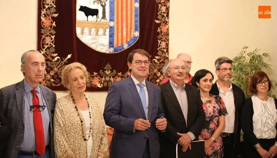  El exalcalde de Salamanca, Alfonso Fernández Mañueco, junto a los integrantes de los jurados del año pasado / Foto: Alberto Martín