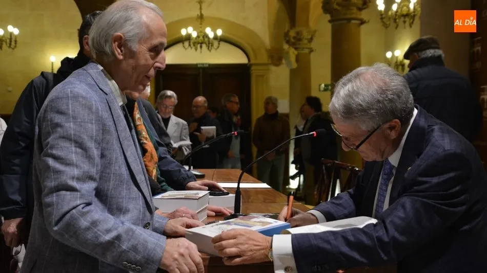 Jesús Málaga firma el libro a un lector / Foto: Lydia González.