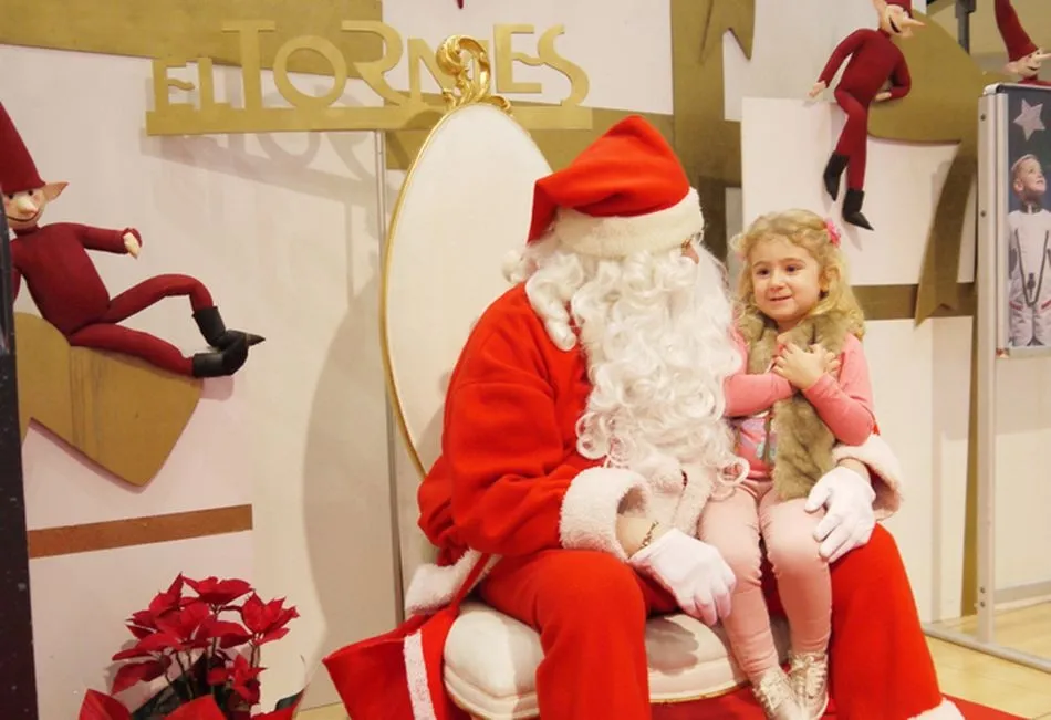 Una niña pide sus regalos al Papá Noel de El Tormes.