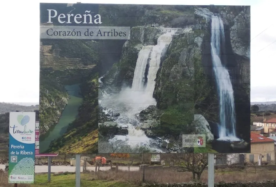 El cartel se situa en la carretera de acceso a Villarino