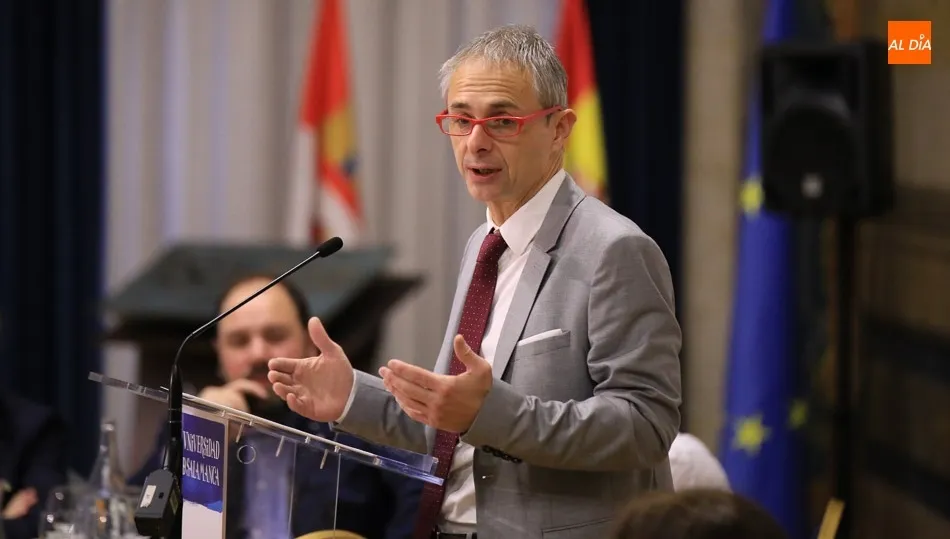 Ricardo Rivero, rector de la USAL, durante su intervención en el desayuno navideño con los medios de comunicación
