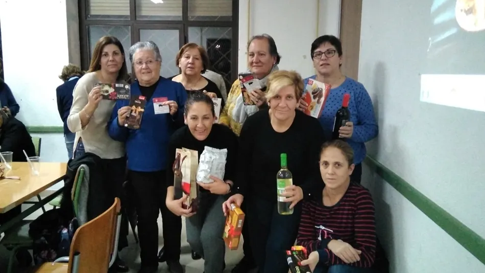 Socias de la Asociación de Mujeres El Carmen con los regalos del bingo