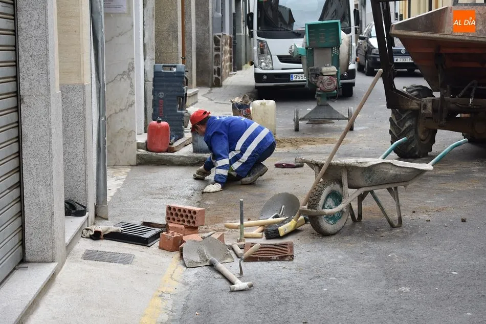 La calle San Antonio recibe trabajos de mejora en el pavimento