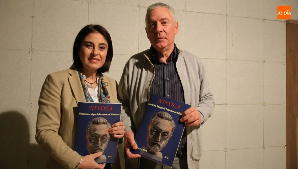 Amigos de Unamuno posan con la revista / Foto: Alberto Martín.