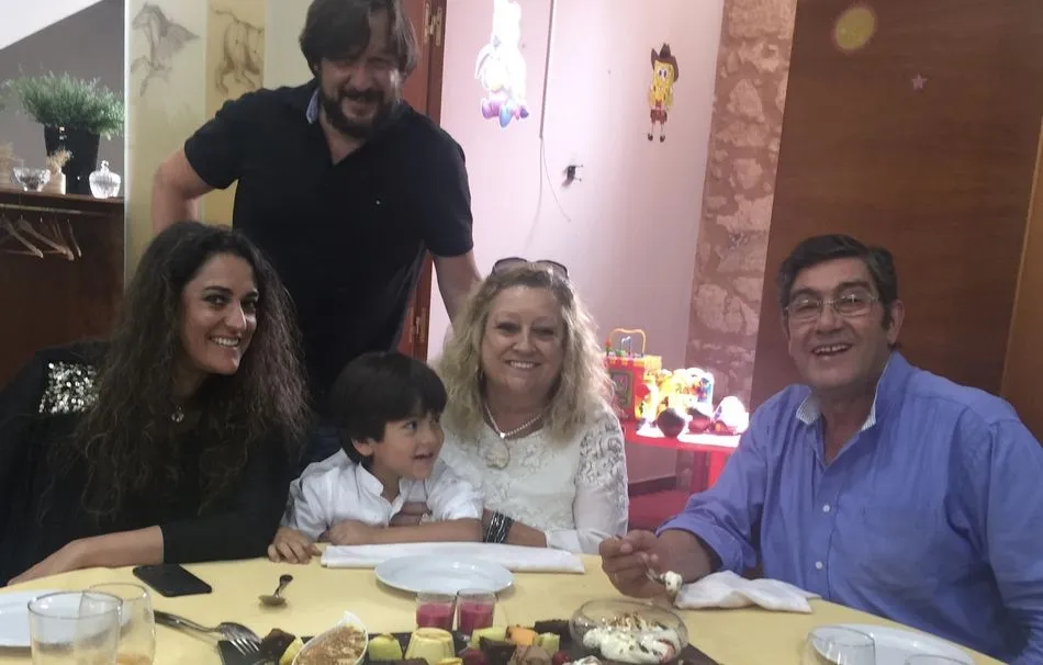Arancha Martín (izquierda) junto a su marido, su hijo y sus padres en una comida familiar