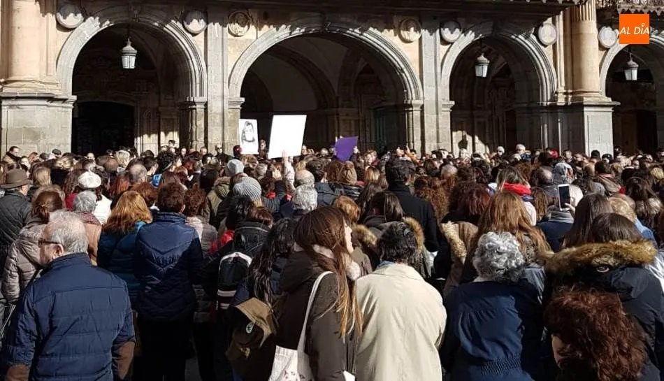 Varios centenares de salmantinos se unieron a la iniciativa de estas universitarias en la Plaza Mayor