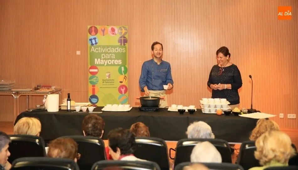 El cocinero David Monaguillo, junto a la concejala de Mayores, Isabel Macías, en esta demostración en el Centro de Mayores Tierra Charra. Foto de Alberto Martín
