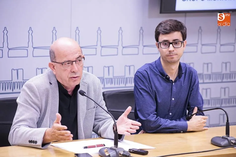 El portavoz del Grupo Municipal Socialista en el Ayuntamiento de Salamanca, José Luis Mateos, a la derecha, acompañado por el concejal, Arturo Ferreras