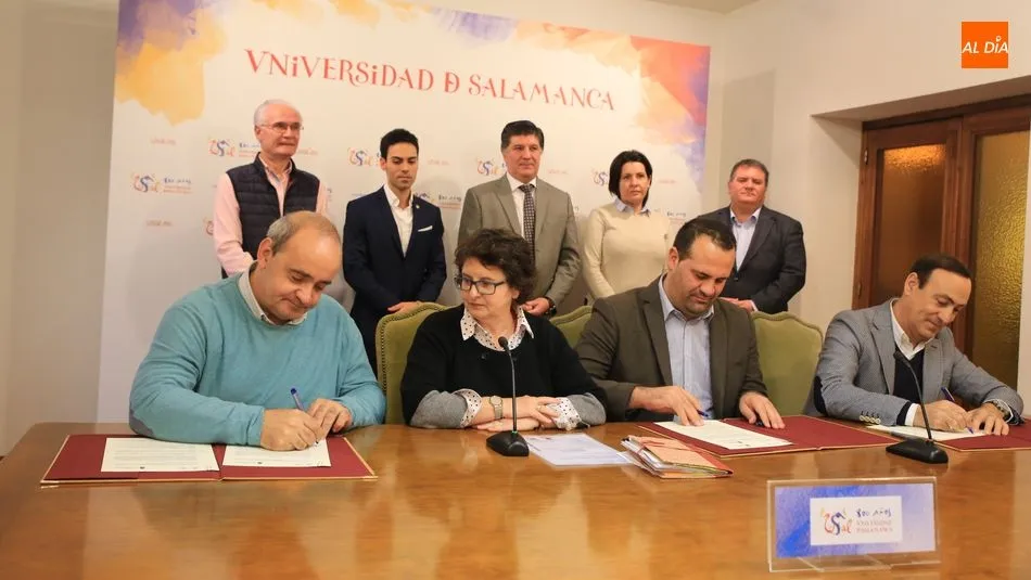 Los alcaldes de Villamayor, Santa Marta y Carbajosa firman los convenios en la Universidad de Salamanca. Foto: Alberto Martín