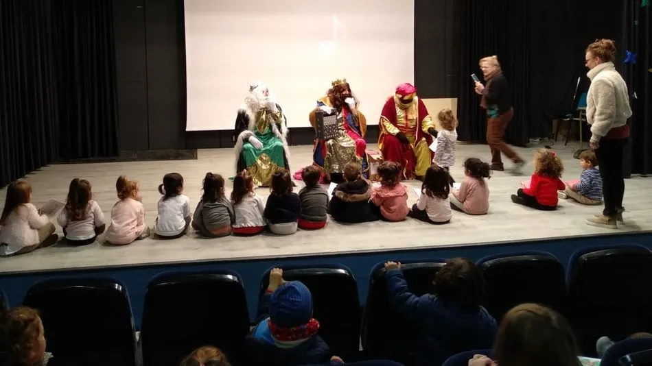 Los escolares entregaron sus cartas a los Reyes Magos en el colegio Miguel Hernández