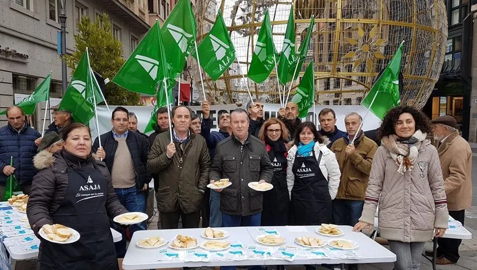 La concentración en Valladolid ha incluido reparto de queso de oveja. Fotos: ASAJA