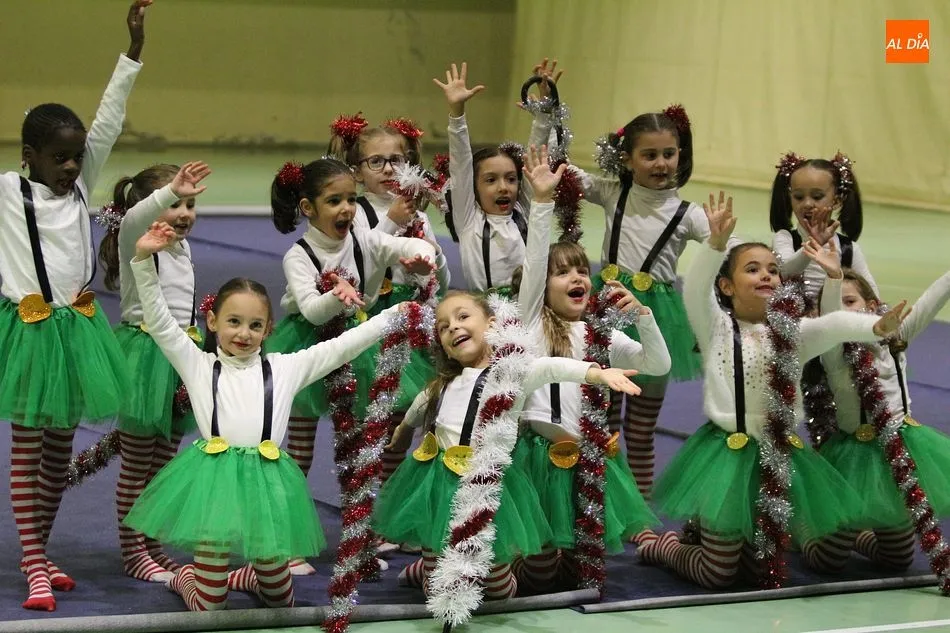 El grupo de gimnastas de menor edad debutó ante el público con la muestra