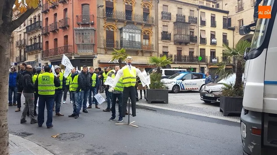 Concentración de agentes de la Policía Local en la plaza de Poeta Iglesias
